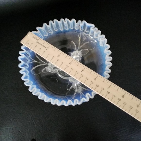 Dugan Winter Cabbage White Opalescent Ruffled Glass 3 Toed Footed Console Bowl - Picture 8 of 12